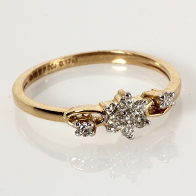 Ring with Diamonds in Gold 